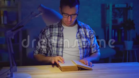肖像男坐在桌子旁念着祈祷视频的预览图