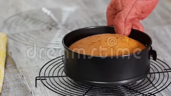 新鲜出炉的自制海绵蛋糕放在白色木桌上视频的预览图