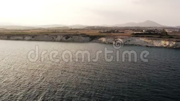 秘密天堂湾的岩石悬崖景观塞浦路斯拉纳卡区阿拉米尼奥斯视频的预览图