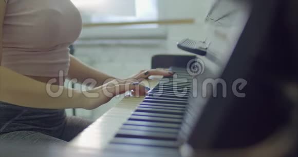 女子手在舞蹈室弹钢琴视频的预览图