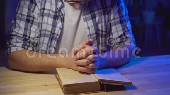 一个人坐在桌子旁念着祈祷视频的预览图