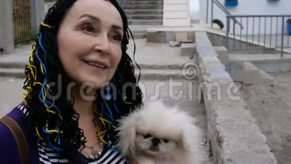 白人血统的白人女性把她的狗抱在怀里视频的预览图