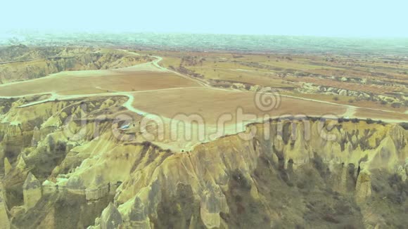 卡帕多西亚情人山谷和神奇的仙女烟囱的空中电影景观视频的预览图