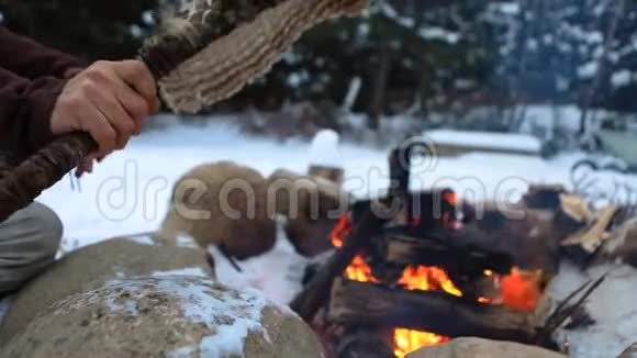 当地男人在冬天放火烧营火视频的预览图