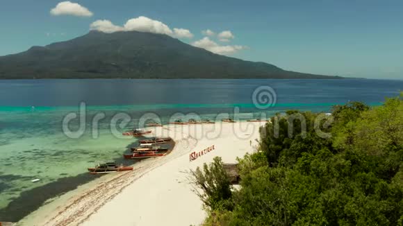 菲律宾曼蒂格岛上的白色沙滩白沙滩和小船视频的预览图