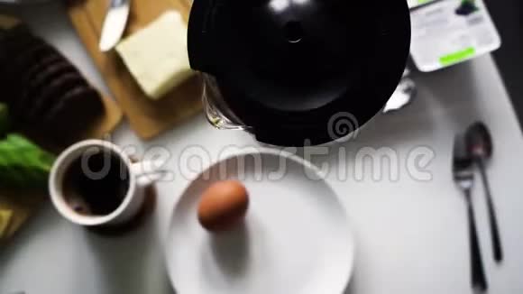 完美的早晨桌子上放着咖啡提供早餐包括奶酪鳄梨黄油棕色面包鸡蛋视频的预览图