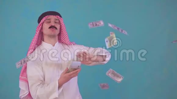画像上的阿拉伯男人留着胡子穿着奥迪的传统服装扔钱视频的预览图