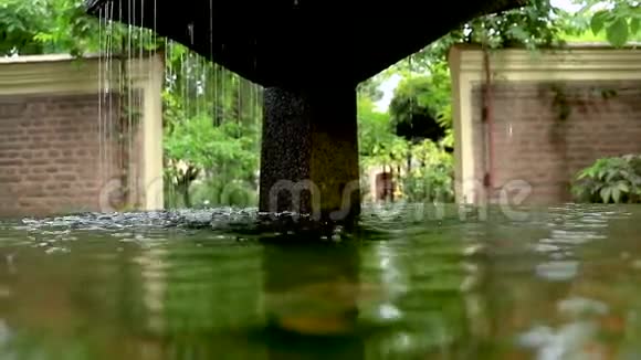 水从室外的喷泉中滴落视频的预览图