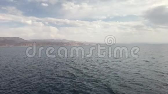 伊拉特以色列在雨前在旅游船上漫步视频的预览图