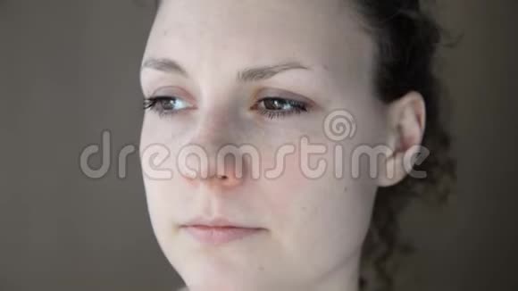 那个女人用喷鼻剂治疗感冒视频的预览图