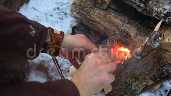 原住民战士点燃篝火视频的预览图