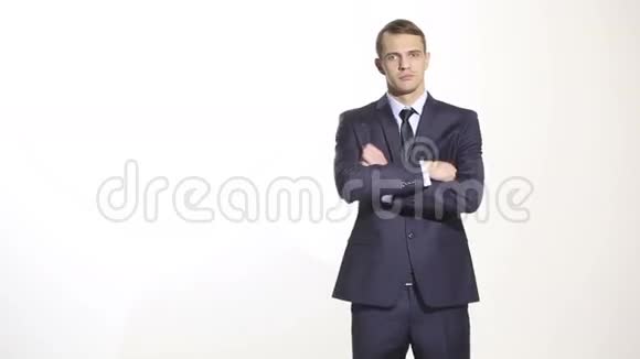 肢体语言穿商务服的男人孤立的白色背景培训管理人员销售代理手臂和视频的预览图
