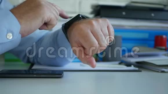 商人检查他的智能手表的时间和信息视频的预览图