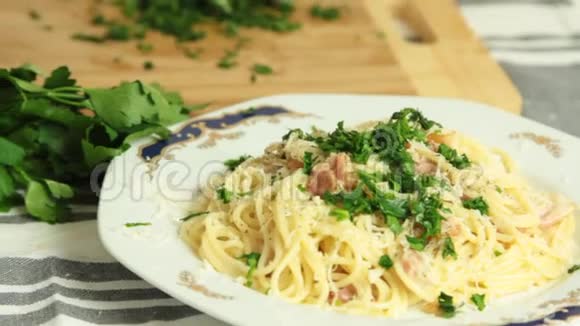烹饪和准备spagetticcarbara收据视频的预览图