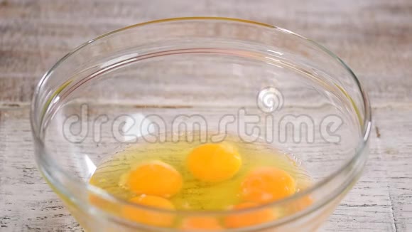 用玻璃碗打鸡蛋放在桌子上特写镜头视频的预览图