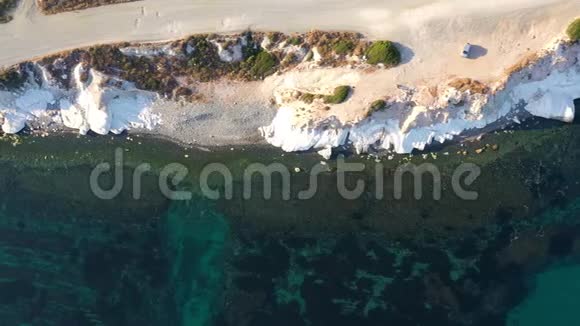 有岩石悬崖和清澈地中海的海岸视频的预览图