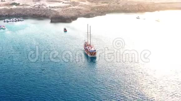 阿伊亚纳帕蓝泻湖的游艇和游船塞浦路斯法马古斯塔区视频的预览图