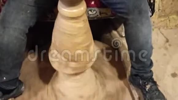 CappadociaAvanos陶艺家制作陶瓷花瓶视频的预览图