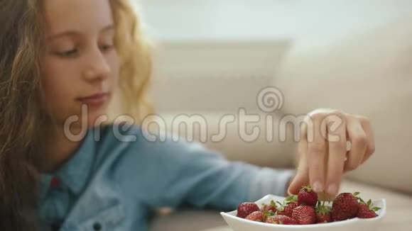 带草莓的女孩视频的预览图