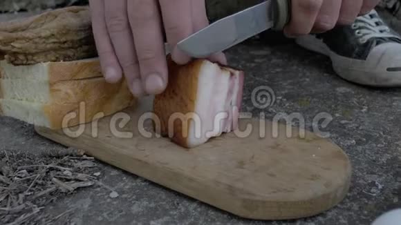 在户外的木板上用刀子把猪肚切好公园里的秋天野餐4k4k录像慢慢慢慢视频的预览图