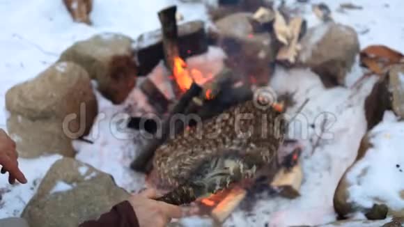 当地男人在冬天放火烧营火视频的预览图