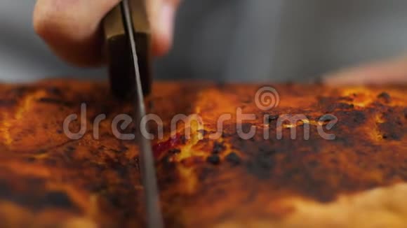 厨师手拿一块美味的披萨在木板上放着意大利腊肠泡菜奶酪意大利传统食品视频的预览图