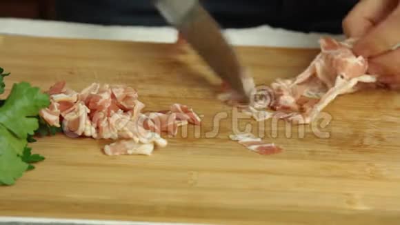 烹调和切肉制作意大利卡巴拉香肠视频的预览图