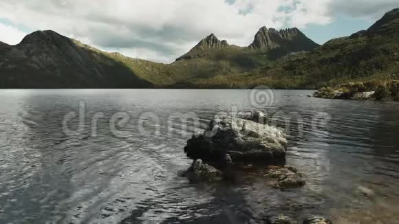 塔斯马尼亚州摇篮山鸽子湖岸附近的岩石视频的预览图