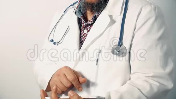 医生拿着数码平板电脑看着摄像机倾斜着视频的预览图