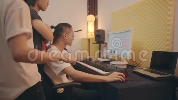 年轻的亚洲音乐家一起编辑音乐视频的预览图