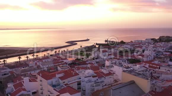 夏季葡萄牙阿尔加维拉各斯旅游城市上空的无人机日出景观视频的预览图