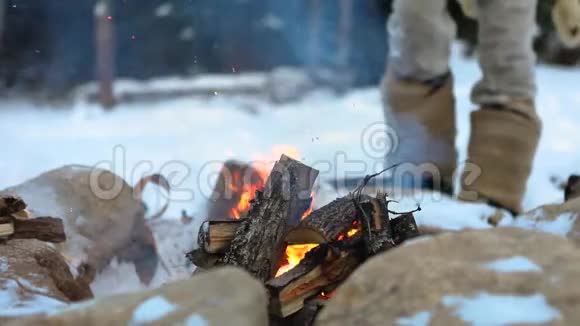 原住民战士坐在篝火旁视频的预览图