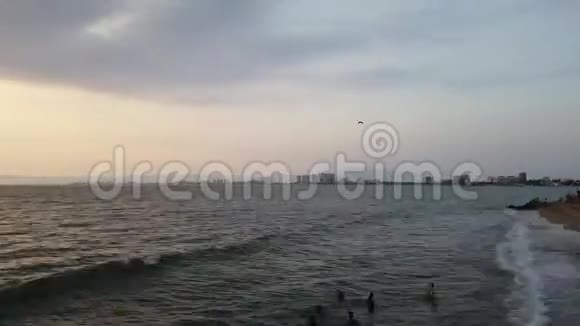海洋日落船在地平线上视频的预览图