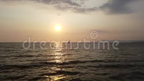 海洋日落船在地平线上视频的预览图