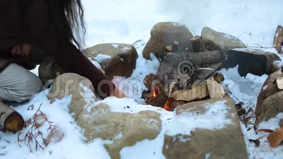 原住民战士点燃篝火视频的预览图