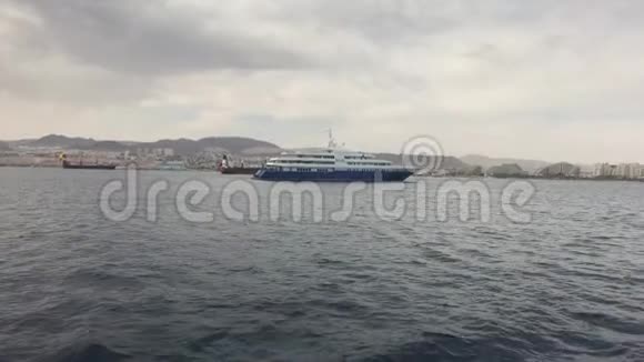 伊拉特以色列雨前在旅游船上漫步视频的预览图