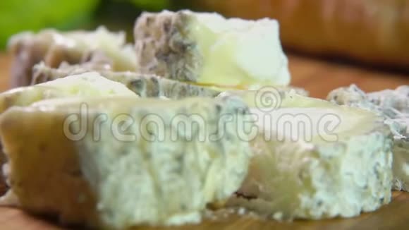 圣特毛山羊奶酪立在盘子里视频的预览图