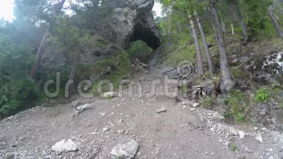 在乌拉尔山脉的悬崖上的洞树木之间的旅游路径自然奇迹视频的预览图