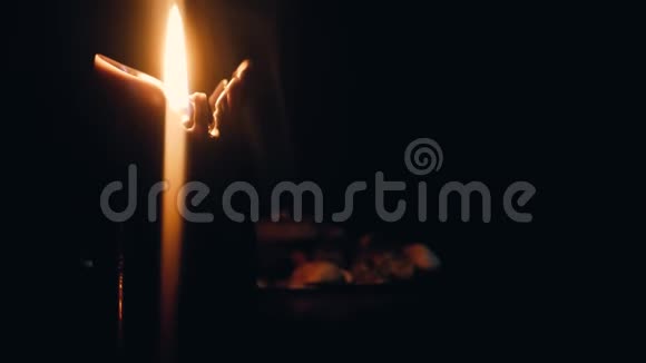 仪式蜡烛在吸烟容器背景的黑暗房间中燃烧视频的预览图