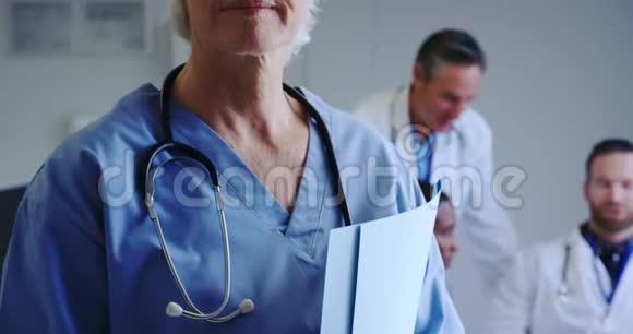 高加索女医生在医院里的体检记录视频的预览图