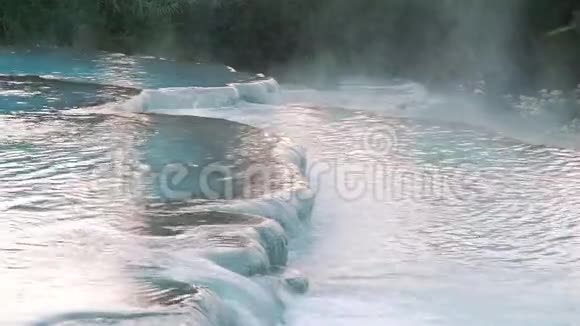 密尔瀑布和土星天然温泉视频的预览图