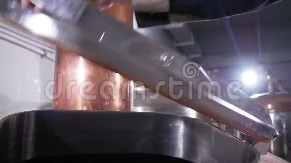 啤酒厂的概念啤酒的成分香花颗粒装满啤酒花球的玻璃视频的预览图