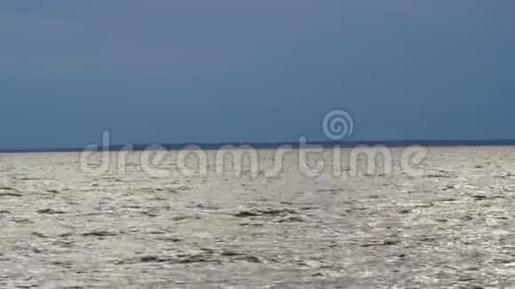黄昏的大水库水波大风天气视频的预览图