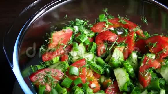 新鲜蔬菜沙拉在一个玻璃沙拉碗上的木板视频的预览图
