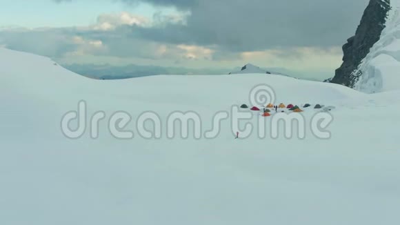 日落时欧洲阿尔卑斯山的露营和雪山鸟瞰图视频的预览图