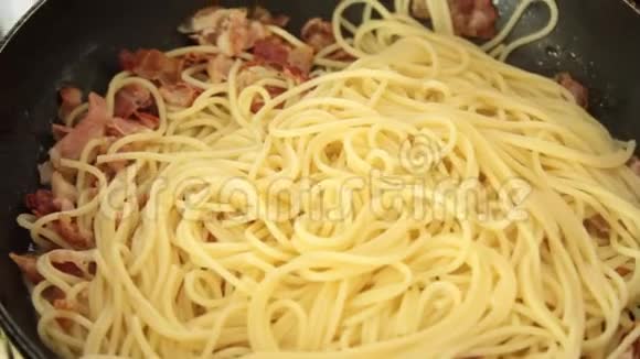 烹饪和准备spagetticcarbara收据视频的预览图