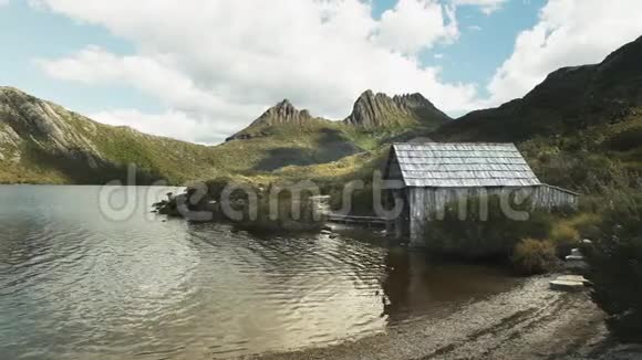 旧船在摇篮山的鸽子湖岸上停泊视频的预览图