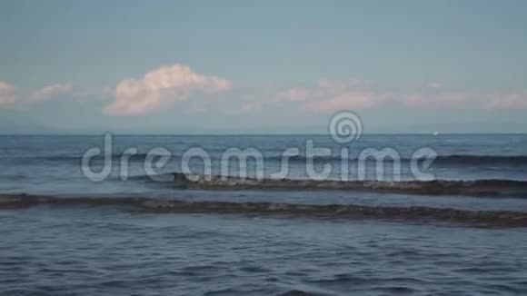 夕阳西下无边无际的深蓝大海平静的海浪在沙滩上翻滚视频的预览图