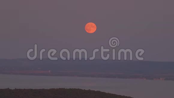 匈牙利巴拉顿湖上夜晚的时光流逝镜头满月视频的预览图