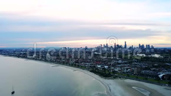 日落时在海边的城市视频的预览图